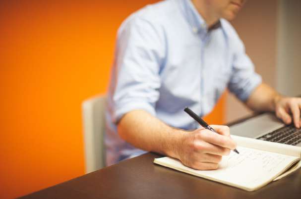 Most Common Retirement Plan Mistakes shows man sitting at desk.