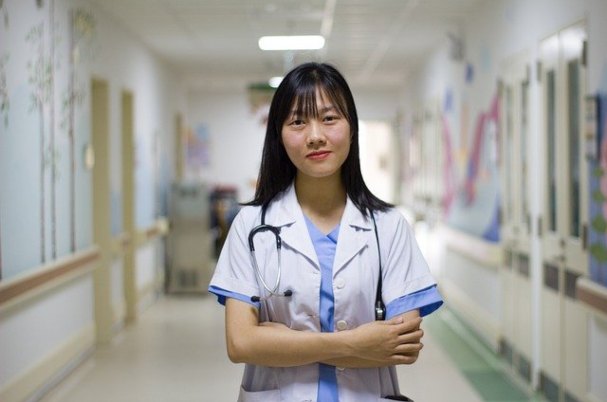 Enrolling in Medicare shows female doctor in a hospital.