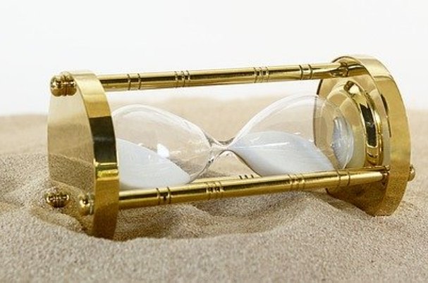 Countdown to retirement shows an hourglass