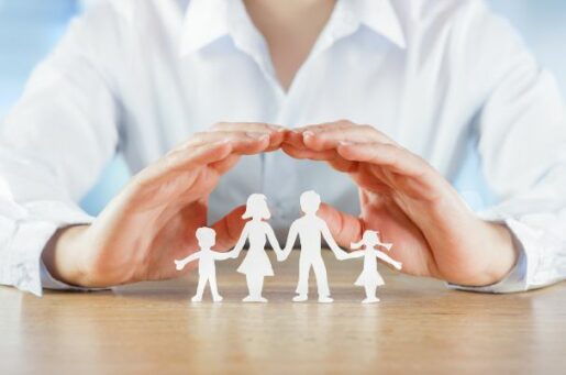 Guide to estate planning shows hands covering a silhouette family